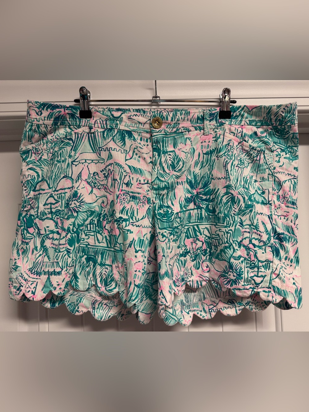 Lilly Pulitzer Buttercup Scalloped Shorts In Colorful Campflage